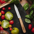 Set Les Essentiels Opinel - vista 6, detalle del cuchillo dentado con tomates