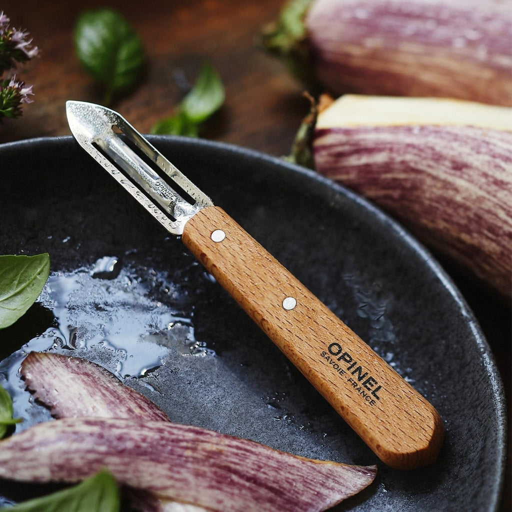 Set Les Essentiels Opinel - vista 4, detalle del pelador en uso
