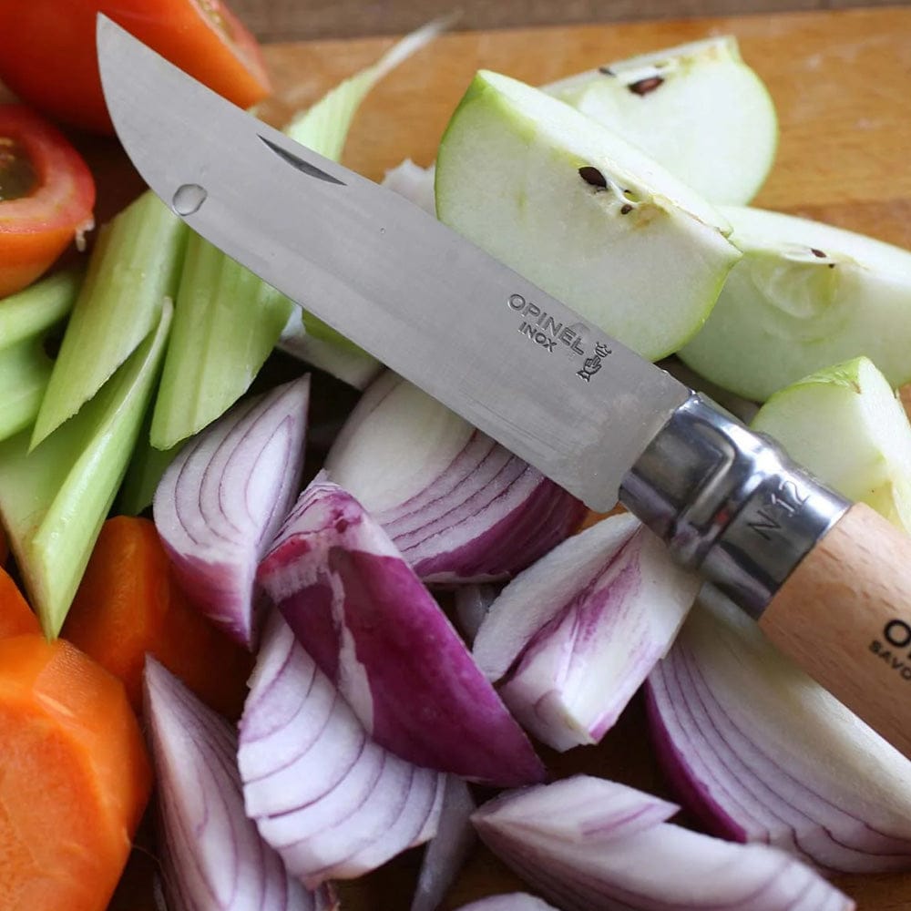 Cuchillo Opinel N°12 Stainless Steel - vista 2, en uso cortando alimentos