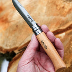 Cuchillo Opinel N°8 con funda de cuero natural - vista 2, cuchillo abierto en mano, en uso