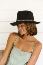 Sombreros Conner Hats Mt. Warning Wool Boho Hat Negro, sombrero puesto por modelo femenino