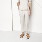 Sandalias Birkenstock Arizona Sheepskin Mink, calzado por modelo femenino, de cuerpo entero de pie