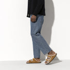 Sandalias Birkenstock Arizona Sheepskin Mink, calzado por modelo masculino, perfil caminando