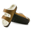 Sandalias Birkenstock Arizona Sheepskin Mink, par completo en tres cuartos, con suela a la vista