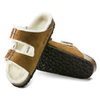 Sandalias Birkenstock Arizona Sheepskin Mink, par completo en tres cuartos, con suela a la vista