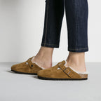 Zuecos Birkenstock Boston Sheepskin Mink, calzado por modelo femenino, cuerpo completo de pie
