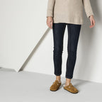 Zuecos Birkenstock Boston Sheepskin Mink, calzado por modelo femenino