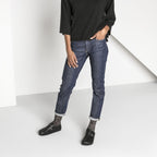 Zapatos Birkenstock London Black, calzado por modelo femenino, cuerpo entero caminando