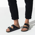 Sandalias Birkenstock Arizona Patent Black, calzado por modelo masculino, primer plano del pie