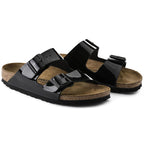 Sandalias Birkenstock Arizona Patent Black, par completo en tres cuartos