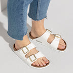 Sandalias Birkenstock Arizona Patent White, calzado por modelo femenino, primer plano de pies