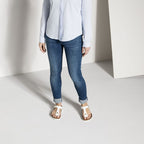 Sandalias Birkenstock Gizeh Patent White, calzado por modelo femenino