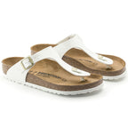 Sandalias Birkenstock Gizeh Patent White, par completo en tres cuartos