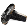 Sandalias Birkenstock Madrid Big Buckle Black, par completo en tres cuartos, con la suela a la vista