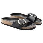 Sandalias Birkenstock Madrid Big Buckle Black, par completo en tres cuartos