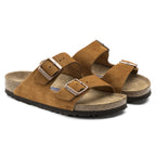 Sandalias Birkenstock Arizona Suede Mink Soft, par completo en tres cuartos