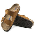Sandalias Birkenstock Arizona Suede Mink Soft, par completo en tres cuartos, con suela a la vista
