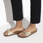 Sandalias Birkenstock Madrid Gold, calzado por modelo femenino, primer plano de pies