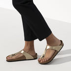Sandalias Birkenstock Gizeh Gold, calzado por modelo femenino, primer plano del pie