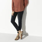 Sandalias Birkenstock Gizeh Gold, calzado por modelo femenino, de pie