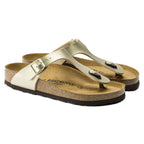 Sandalias Birkenstock Gizeh Gold, par completo en tres cuartos