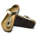Sandalias Birkenstock Gizeh Gold, vista principal, par con suela a la vista