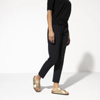 Sandalias Birkenstock Arizona Gold, calzado por modelo femenino, cuerpo entero caminando