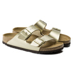 Sandalias Birkenstock Arizona Gold, par completo en tres cuartos