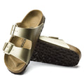 Sandalias Birkenstock Arizona Gold, par completo en tres cuartos con suela