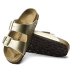 Sandalias Birkenstock Arizona Gold, par completo en tres cuartos con suela
