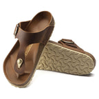 Sandalias Birkenstock Gizeh Big Buckle Cognac, vista principal, par con suela a la vista