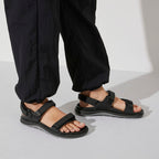 Sandalias Birkenstock Kalahari Futura Black, calzado por modelo, primer plano de pies