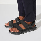 Sandalias Birkenstock Tatacoa Futura Black, calzado por modelo masculino, primer plano de los pies