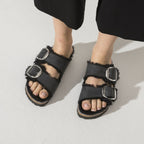 Sandalias Birkenstock Arizona Sheepskin Big Buckle Black, calzado por modelo femenino, vista cenital de los pies