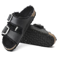 Sandalias Birkenstock Arizona Sheepskin Big Buckle Black, par completo en tres cuartos, con la suela a la vista