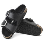 Sandalias Birkenstock Arizona Sheepskin Big Buckle Black, par completo en tres cuartos, con la suela a la vista
