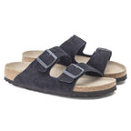 Sandalias Birkenstock Arizona Midnight Soft, par completo en tres cuartos