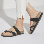 Sandalias Birkenstock Mayari Vegan black, calzado por modelo femenino, primer plano de los pies