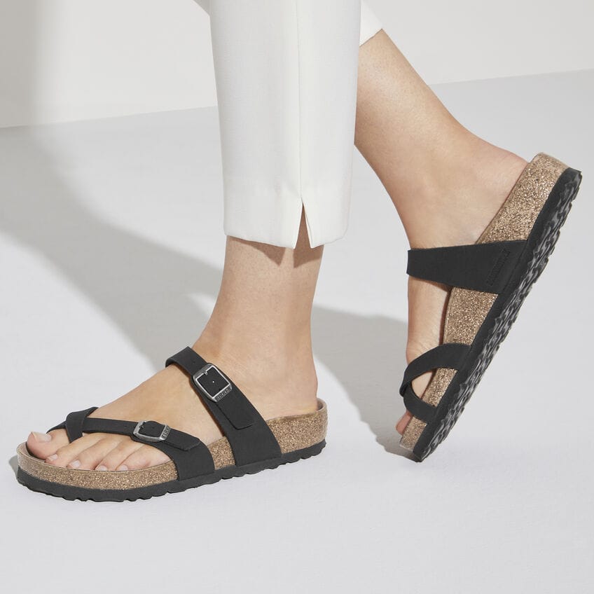 Sandalias Birkenstock Mayari Vegan black, calzado por modelo femenino, primer plano de los pies