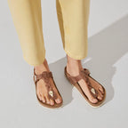 Sandalias Birkenstock Gizeh Braided Cognac, calzado por modelo femenino, primer plano de pies