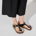 Sandalias Birkenstock Gizeh Big Buckle High Shine Black, calzado por modelo femenino, primer plano de los pies