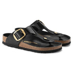 Sandalias Birkenstock Gizeh Big Buckle High Shine Black, par completo en tres cuartos