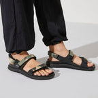 Sandalias Birkenstock Kalahari Futura Half Black Camo, calzado por modelo, de cuerpo entero de pie