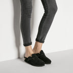 Zuecos Birkenstock Boston Sheepskin Black, calzado por modelo femenino, primer plano del tobillo