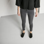Zuecos Birkenstock Boston Sheepskin Black, calzado por modelo femenino, de pie
