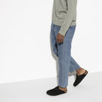 Zuecos Birkenstock Boston Sheepskin Black, calzado por modelo masculino, caminando
