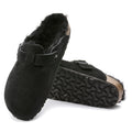 Zuecos Birkenstock Boston Sheepskin Black, vista principal, par con suela a la vista