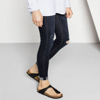 Sandalias Birkenstock Gizeh Black, calzado por modelo femenino, de pie