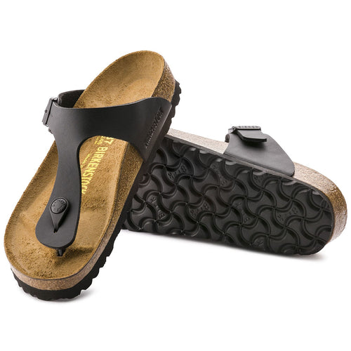 Sandalias Birkenstock Gizeh Black, vista principal, par con suela a la vista