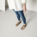 Sandalias Birkenstock Gizeh Mocha, calzado por modelo femenino, vista desde arriba